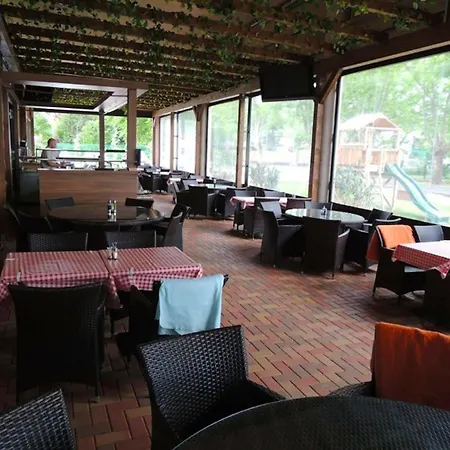 Club218 Lilly Wellness Apartman 公寓